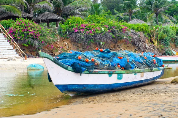 Рыбацкая лодка на песчаном побережье — стоковое фото