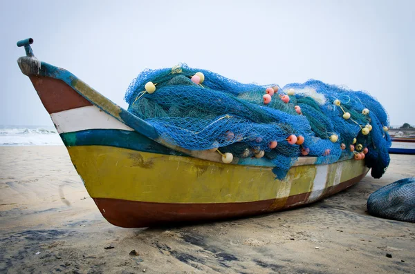 Fischerboot an der Sandküste — Stockfoto
