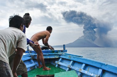  Anak Krakatau volkanın tekne 