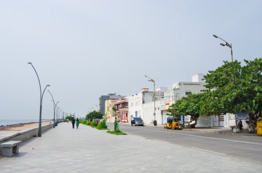 İnsanlar sahildeki Pondicherry