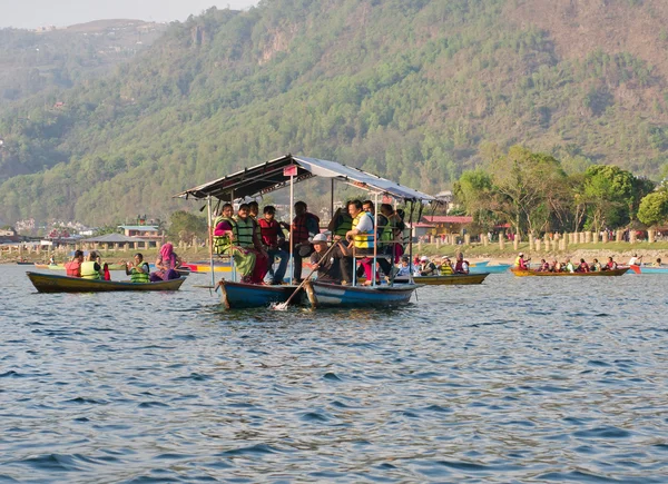 Turistas em Fewa lago — Fotografia de Stock