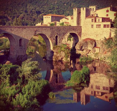 Bridge ile ortaçağdan kalma şehir