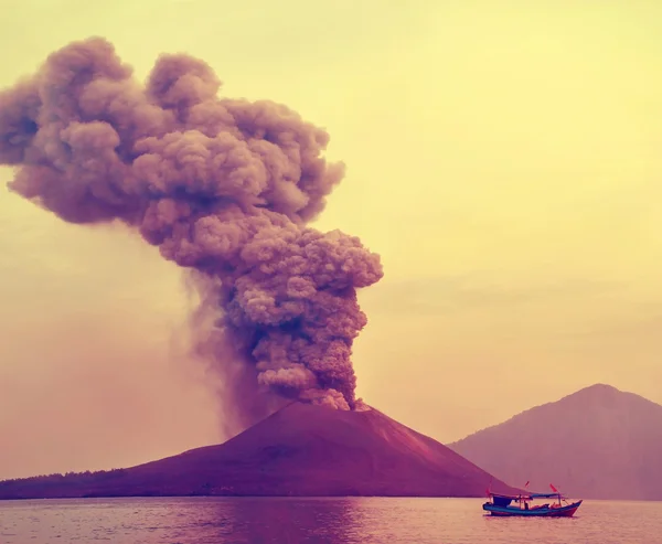 Erupção do vulcão Anak Krakatau — Fotografia de Stock
