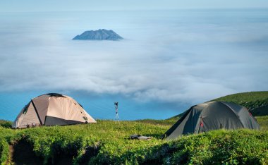 Dağlarda turistik çadır