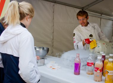 İnsanlar üzerinde uçan mutfak sirk