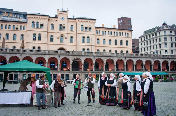 Hudebníci hrají na náměstí — Stock fotografie