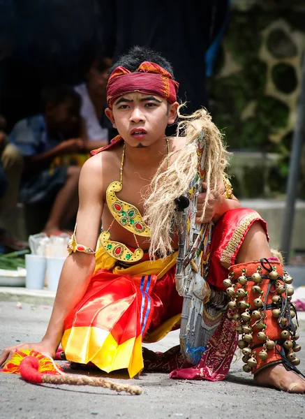 Dançarino tradicional em traje colorido — Fotografia de Stock