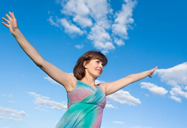 Menina sobre fundo céu — Fotografia de Stock