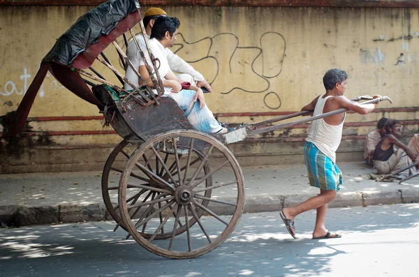 Motorista Rickshaw trabalhando em Kolkata — Fotografia de Stock