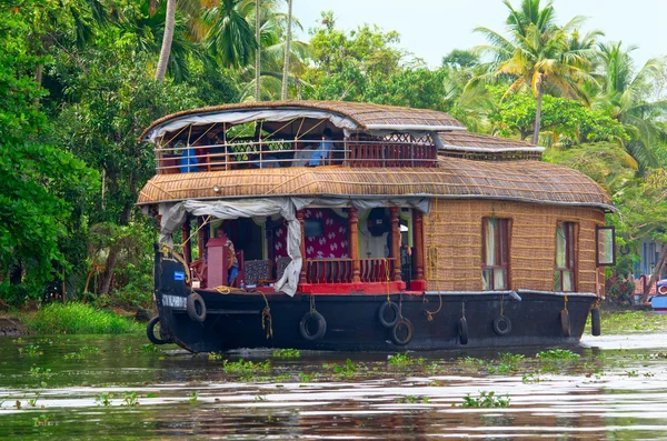 在喀拉拉邦的传统印度游艇Kerala, Indien - 18 oktober: traditionella indiska husbåt nära alleppey på backwaters i kerala, Indien den 18 oktober 2014 — 图库照片