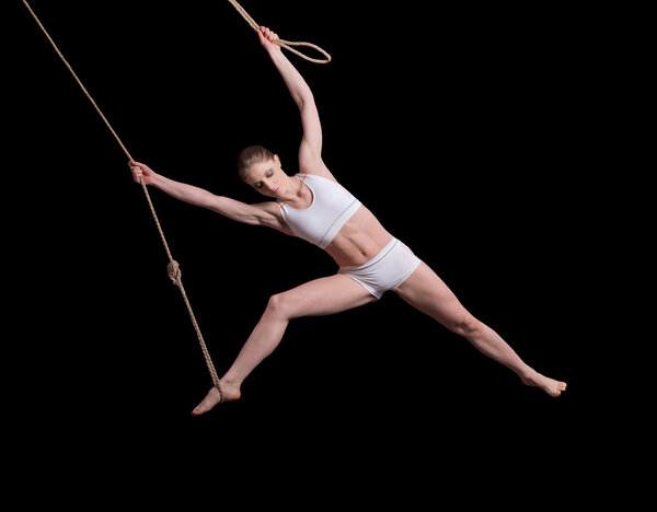 Женщина-гимнастка на веревке
