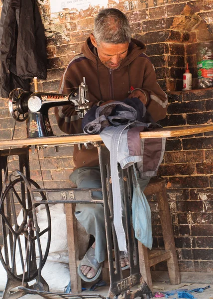 Δρόμου ράφτης στην πόλη Bhaktapur, Κατμαντού — Φωτογραφία Αρχείου