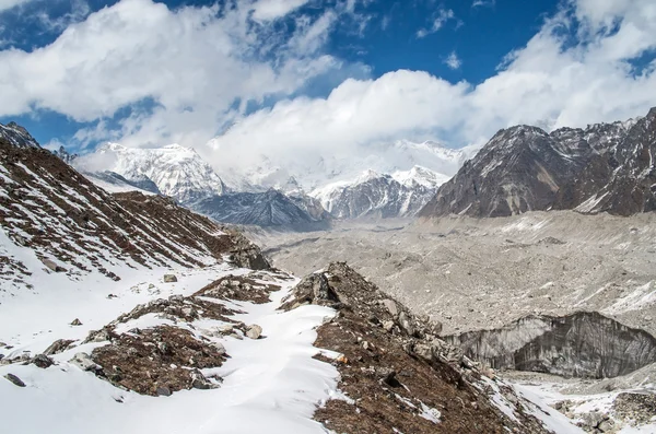 在尼泊尔的穿过冰川 — 图库照片