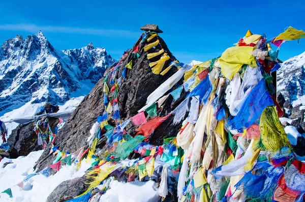 Gokyo ri with prayer flags in Nepal — Stock Photo, Image