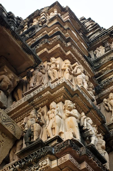 Pedra esculpida baixo relevo no templo hindu — Fotografia de Stock