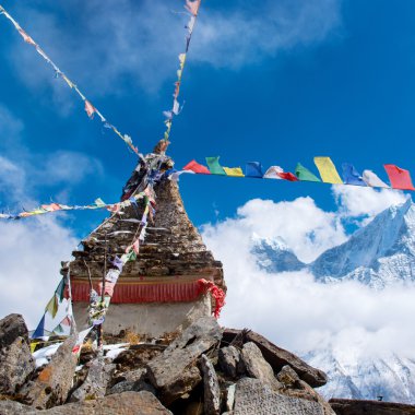 Budist stupa dağlarda