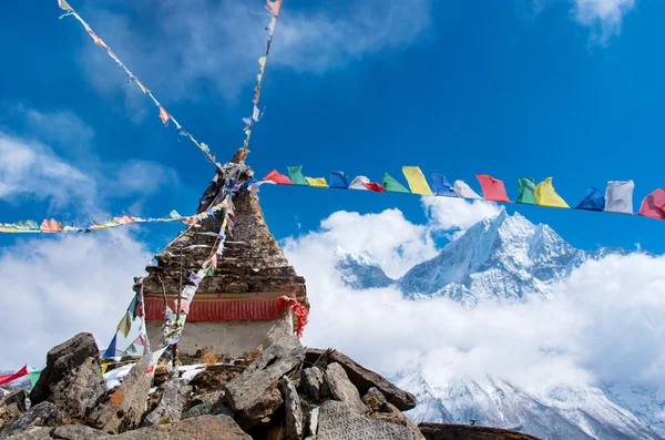 Budist stupa dağlarda — Stok fotoğraf