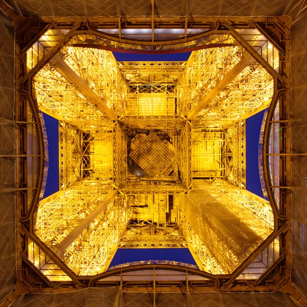 Vista inferior de la Torre Eiffel — Foto de Stock