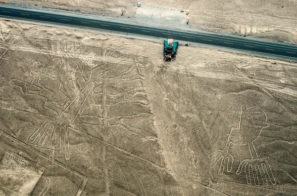 Geoglyphs ve çizgiler Nazca Çölü'nde — Stok fotoğraf