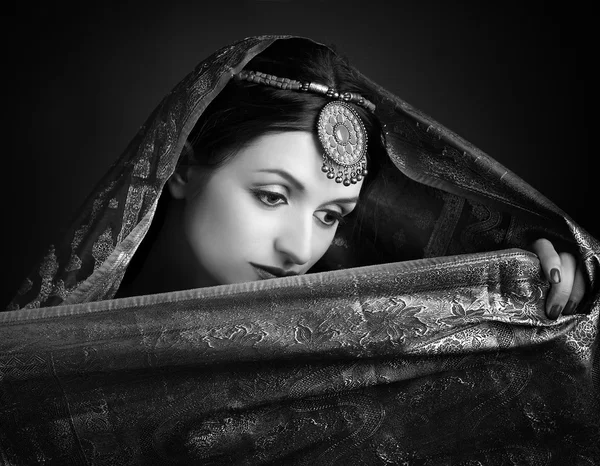 Piękna brunetka kobieta portret w tradycyjnych strojach indyjskich. — Stockfoto