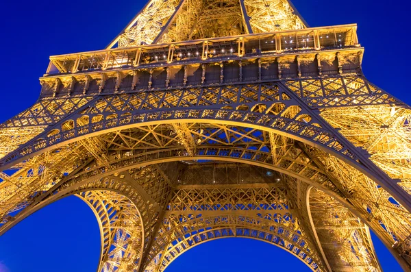 Parte de la Torre Eiffel por la noche — Foto de Stock