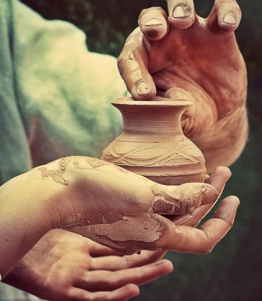 Hands holding pottery — Stock Photo, Image