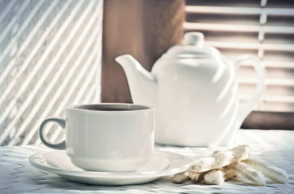 Tazza di tè bianco con teiera — Foto Stock