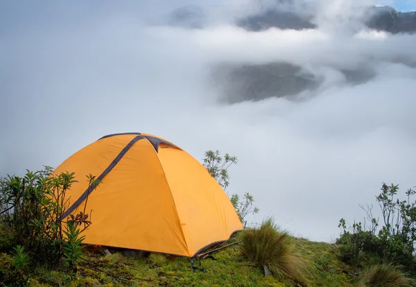 Желтая палатка на горе — стоковое фото