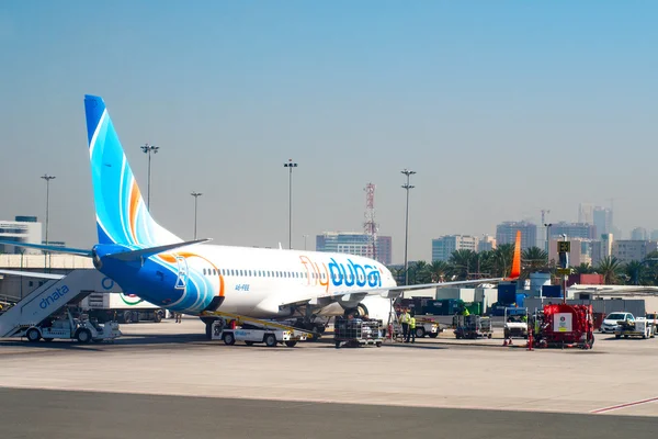 ドバイ国際空港での飛行機 — ストック写真