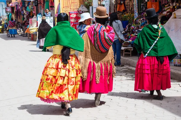 Boliviaanse vrouwen in traditionele kleding op de straat — Stockfoto