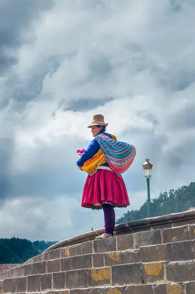 Peruaanse vrouw in traditionele jurken — Stockfoto