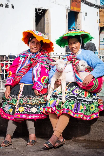 Cuszo, peru - 18 maart 2015: Peruaanse vrouwen in traditionele jurken poseren voor toeristen in cuzco, peru op 18 maart 2015 — ストック写真
