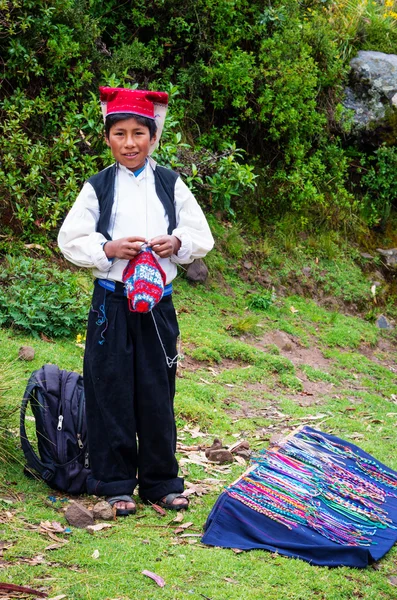 Chlapec pletení klobouk taquile Island v peru — Stock fotografie