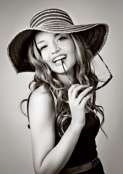 Chica con sombrero de verano y gafas de sol — Foto de Stock