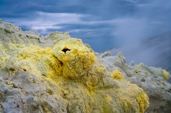 Fumarolic field at the Mendeleev volcano — Stock Photo, Image