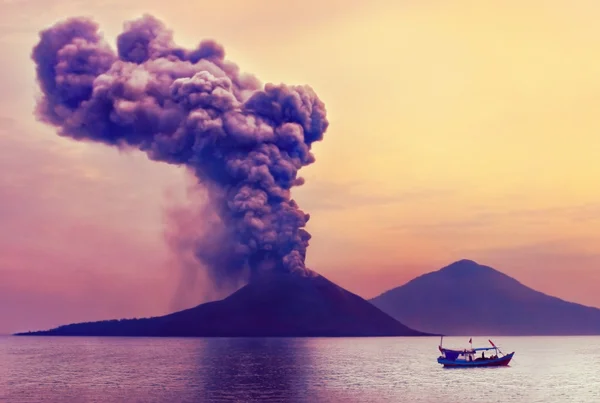 Primer plano de la erupción del volcán — Foto de Stock