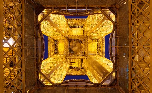 A vista inferior da torre Eiffel — Fotografia de Stock