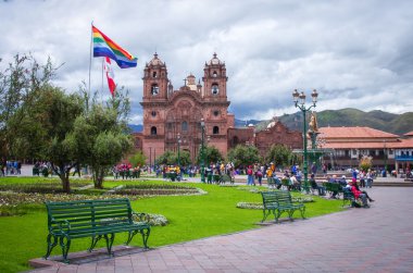 Plaza de armas ve Iglesia de la compania