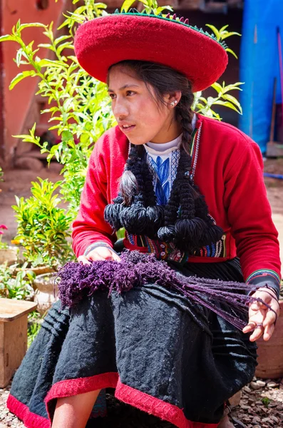 Mulher trabalhando em uma indústria de lã caseira — Fotografia de Stock