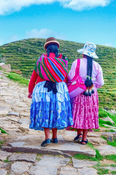 Boliwijski kobiety w tradycyjnych strojach — Zdjęcie stockowe
