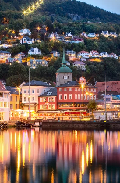 Historyczne budynki na ulicy w Bergen — Zdjęcie stockowe