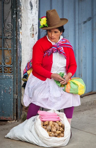 Peruvian woman on street. Huaraz — Stock Photo, Image