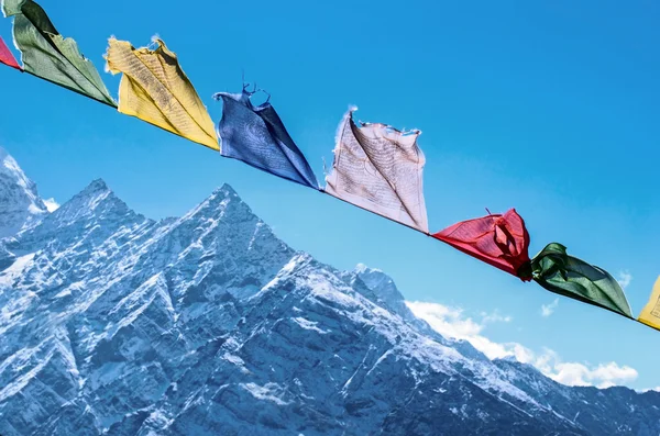 Bandeiras de oração budistas nas montanhas do Himalaia — Fotografia de Stock