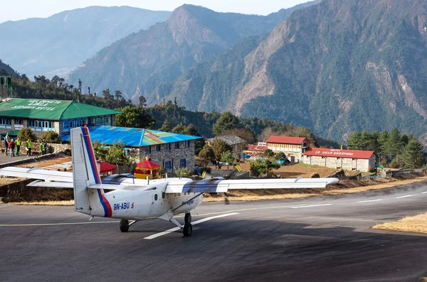 Tenzing-hillary flygplatsen i lukla, nepal. — Stockfoto