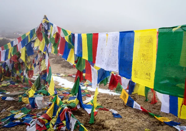 Buddistisk bön flaggor i Himalaya bergen — Stockfoto