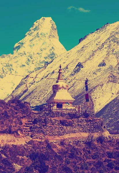 エベレスト ベース キャンプへ行く途中の仏舎利塔 — ストック写真