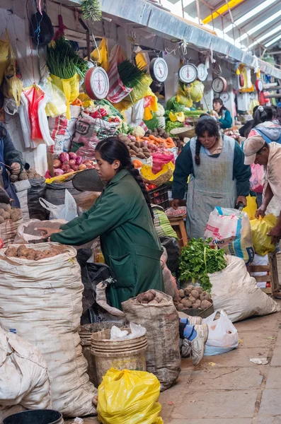 Pessoas no mercado em Cusco — Fotografia de Stock