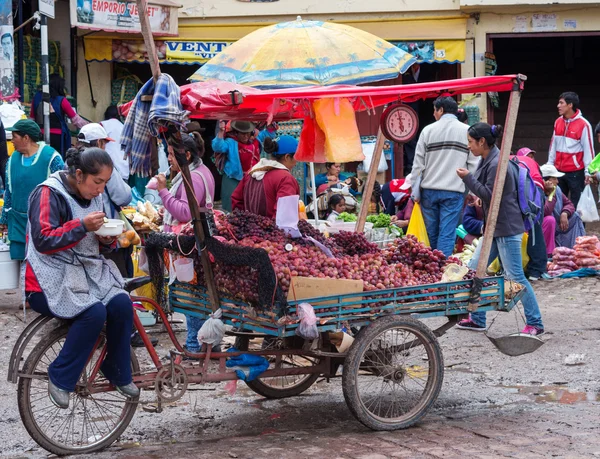 Människor på marknaden i Cusco — Stockfoto