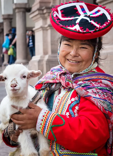 Mujer peruana en vestidos tradicionales — Foto de Stock