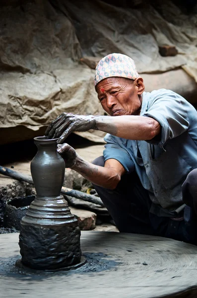 Alfarero nepalés trabajando — Foto de Stock